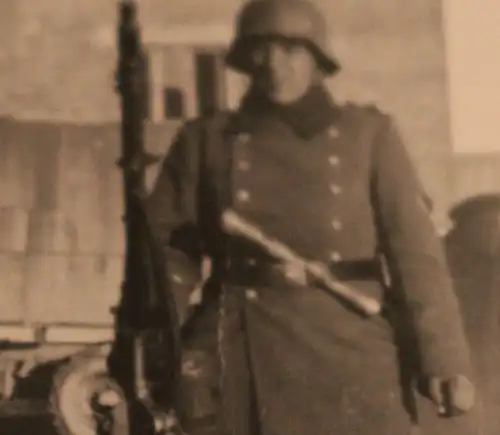 tolles altes Foto -  Soldat mit Handgranate in der Koppel und MG auf Lafette