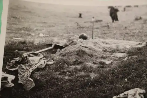 altes Foto - Soldatengrab - frz. oder belgischer Soldat wegen Helm