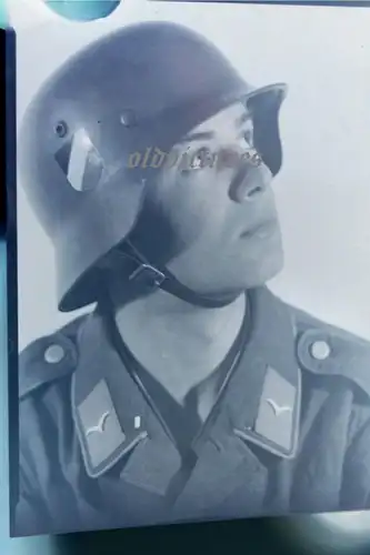 zwei tolle alte Negative - Soldat mit Stahlhelm und Soldat Luftwaffe