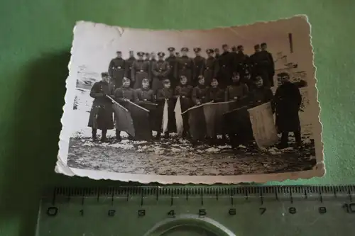 tolles altes Foto - Gruppe Soldaten - einige mit Flaggen ??