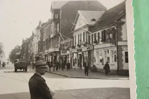 tolles altes Foto  Geschäfte  Werbung  - Ort ????