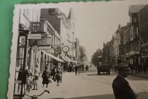 tolles altes Foto  Geschäfte  Werbung  - Ort ????