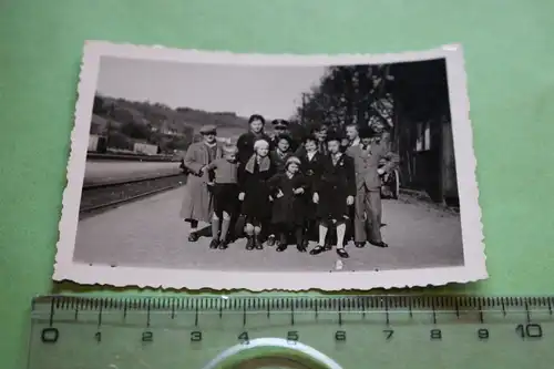 tolles altes Foto - Gruppenfoto Familie - zwei in Uniform im Hintergrund