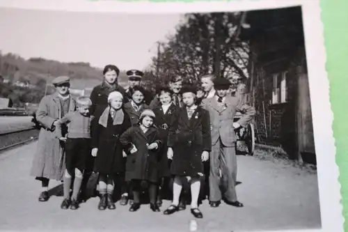 tolles altes Foto - Gruppenfoto Familie - zwei in Uniform im Hintergrund