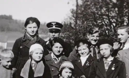 tolles altes Foto - Gruppenfoto Familie - zwei in Uniform im Hintergrund