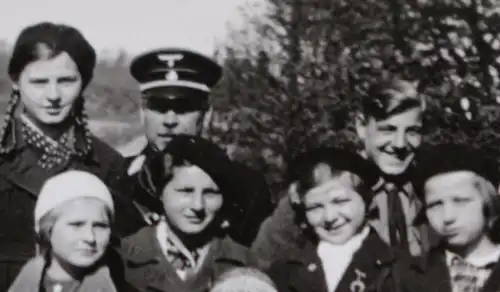 tolles altes Foto - Gruppenfoto Familie - zwei in Uniform im Hintergrund