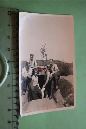 tolles altes Foto - Soldaten vor ihrem Erdbunker