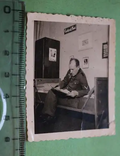 tolles altes Foto - ein Soldat auf seiner Stube - Familienfotos an Wand