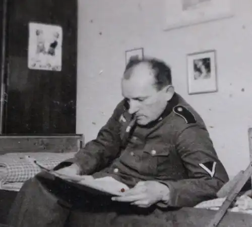 tolles altes Foto - ein Soldat auf seiner Stube - Familienfotos an Wand