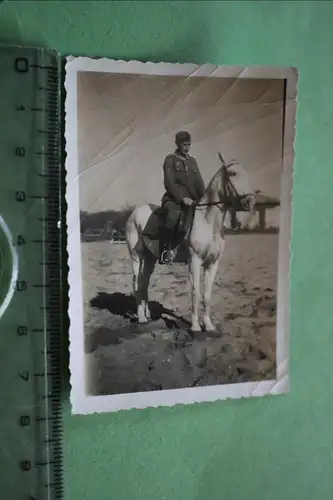 tolles altes Foto - Soldat auf einem Pferd - Schimmel 