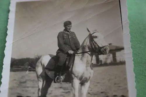 tolles altes Foto - Soldat auf einem Pferd - Schimmel