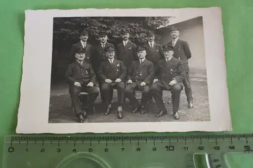 tolles altes Foto - Gruppe Männer  Verein Mützen-Emblem - DKB ?? 1910-20 ?