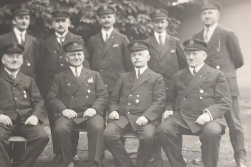 tolles altes Foto - Gruppe Männer  Verein Mützen-Emblem - DKB ?? 1910-20 ?