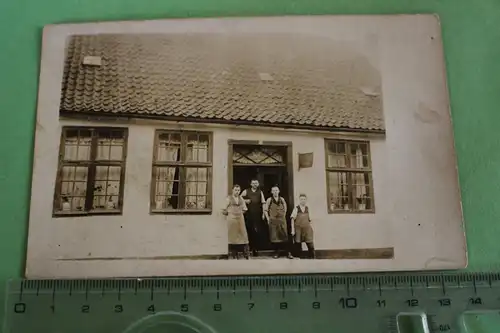 tolles altes Foto - Männer in Arbeitskleidung vor Haus - Beruf ?? 1910-20