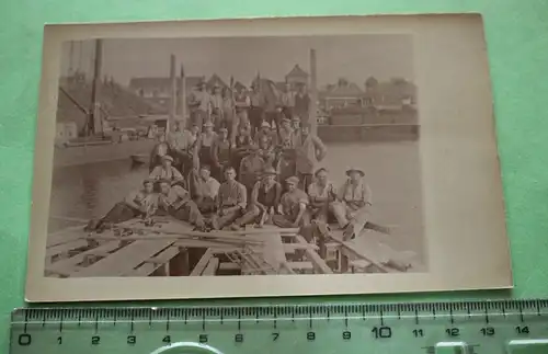 tolles altes Foto - Gruppenfoto Arbeiter - Brückenbau ??  Ort im Hintergrund