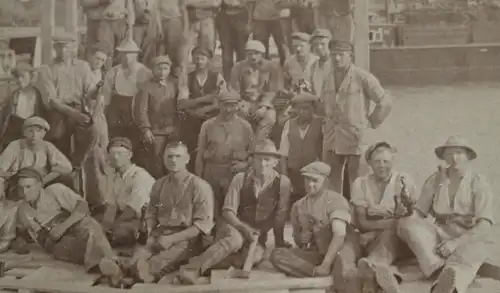 tolles altes Foto - Gruppenfoto Arbeiter - Brückenbau ??  Ort im Hintergrund