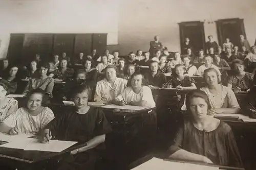 tolles altes Klassenfoto Klassenraum junge Frauen  - Bodenbach - 20er Jahre