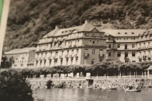 tolles altes Foto -  Hotelgebäude ??? am Fluß oder See ? 20-50er Jahre `?