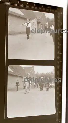zwei tolle alte Negative - Mann mit Fahne und Kavallerie-Soldaten - Umzug ? 