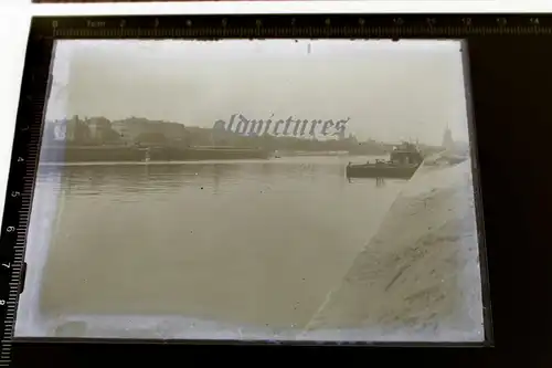 tolles altes Glasnegativ - Binnneschiffer - Frachtschiffe - Stadt im Hintergrund