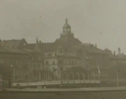 tolles altes Glasnegativ - Binnneschiffer - Frachtschiffe - Stadt im Hintergrund