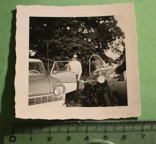 tolles altes Foto - Oldtimer Motorrad mit Schutzscheibe und Oldtimer 