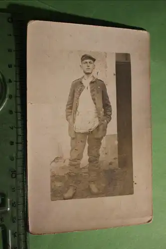 tolles altes Foto - deutscher Soldat in französischer Gefangenschaft ?? 