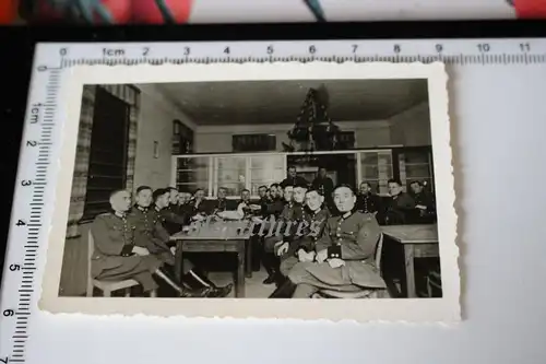 tolles altes Foto - Soldaten Polizeieinheit ? - Ente auf Tisch 