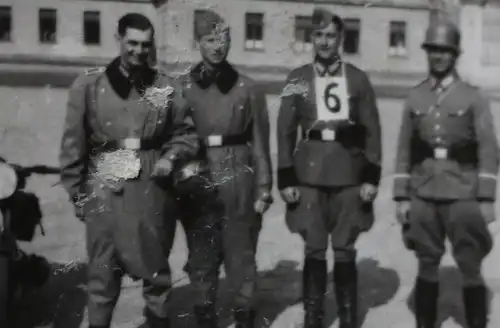 tolles altes Foto - Soldaten  vers. Einheiten ??