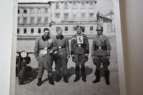 tolles altes Foto - Soldaten  vers. Einheiten ??