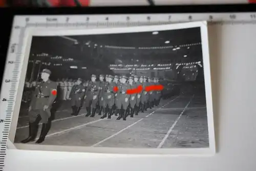 tolles altes Foto - Soldaten  maschieren auf Sportplatz 