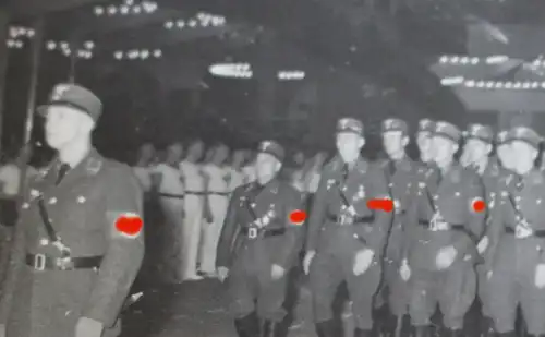 tolles altes Foto - Soldaten  maschieren auf Sportplatz