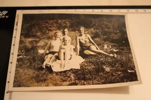 tolles altes Foto - Familien-Idyll auf einer Wiese - 20-30er Jahre