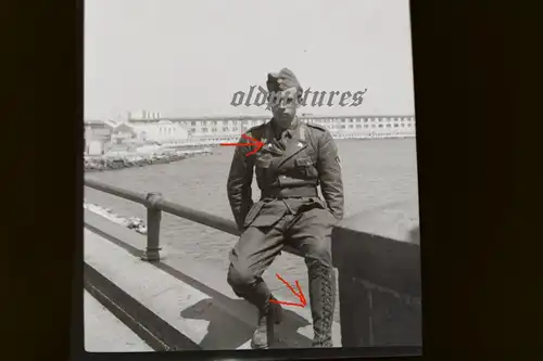 Tolles altes Negativ - Soldat Panzertruppe DAK Afrika Korps sitzt auf Brücke