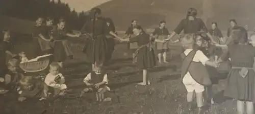 tolles altes Foto - Gruppe Kinder - Kinderheim ? Ausflug - Berge ?? Bayern ?