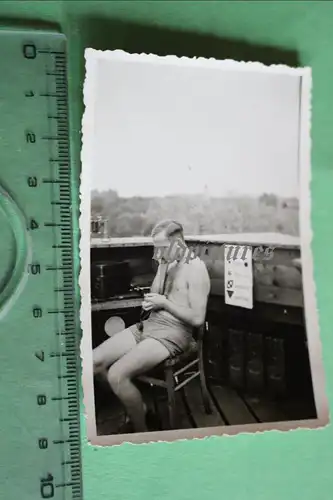 interessantes altes Foto - Soldat Tafel mit Verbände Flugzeugzeichen