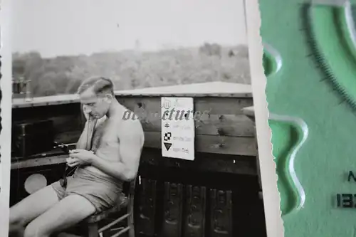 interessantes altes Foto - Soldat Tafel mit Verbände Flugzeugzeichen