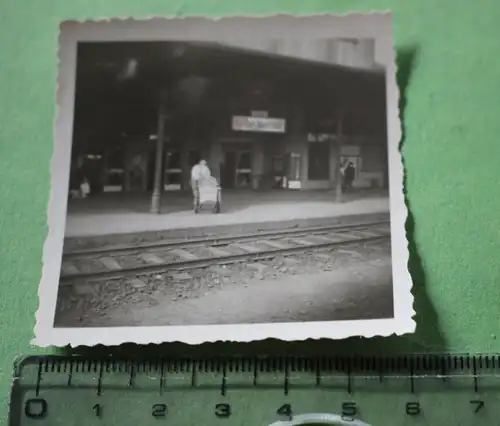 tolles altes Foto -  Bahnhof - Ort ???? - Schild steht nach Karl-Marx-Stadt