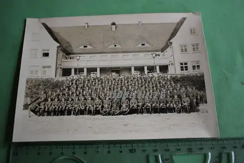 tolles altes Gruppenfoto  - Soldaten Luftwaffe - Ort ??? Gebäude