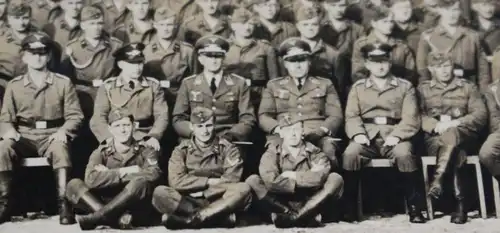 tolles altes Gruppenfoto  - Soldaten Luftwaffe - Ort ??? Gebäude