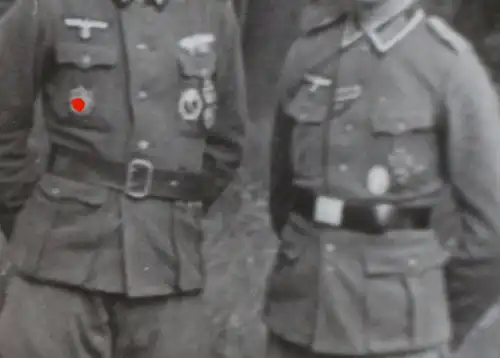 tolles altes Foto - zwei Soldaten DKiG Träger - Lazarett Bad Driburg 1944