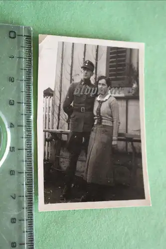 Tolles altes Foto - Portrait eines Soldaten mit Frau - mir unbekannte Uniform