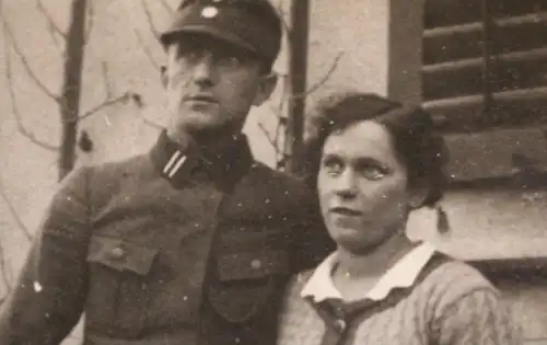 Tolles altes Foto - Portrait eines Soldaten mit Frau - mir unbekannte Uniform