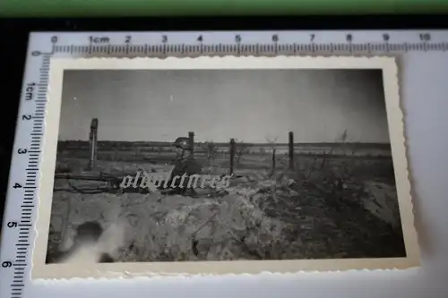 tolles altes Foto - Soldat im Erdloch mit MG  