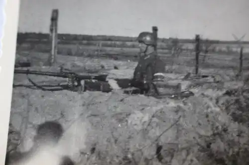 tolles altes Foto - Soldat im Erdloch mit MG