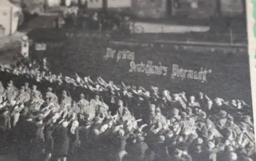 tolles altes Foto - Einwohner begrüssen deutsche Soldaten - Spruch an Wand