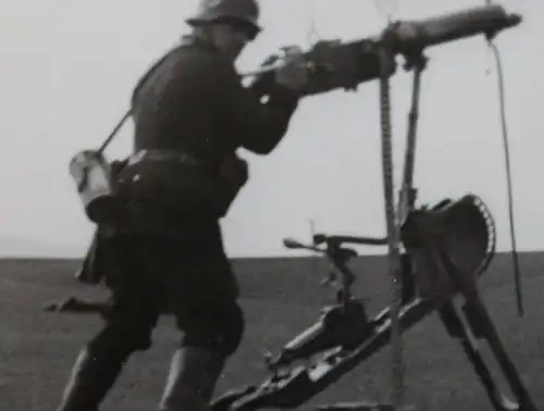 tolles altes Foto - MG auf Lafette - Flugabwehr auf freiem Feld