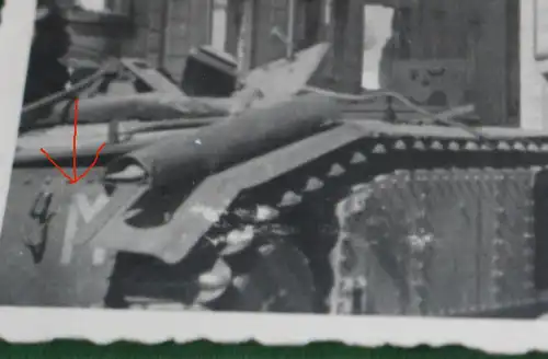 interessantes altes Foto - zerstörter Panzer - Laden A. Delhaize & Co - ??
