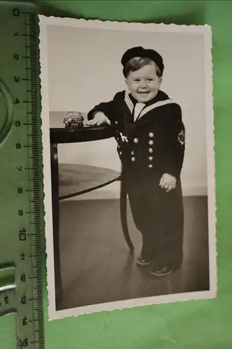 tolles altes Foto - Kleiner Junge im Matrosen-Outfit - 50-60er Jahre ?