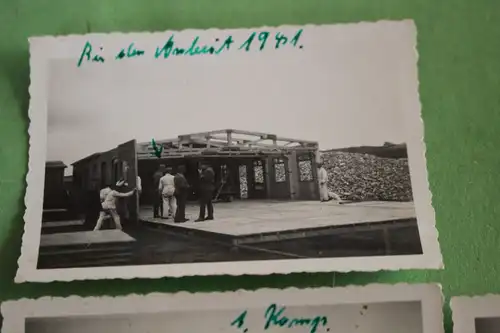 drei tolle alte Fotos Soldaten Baracken Lager - Pourtz ???? 1942